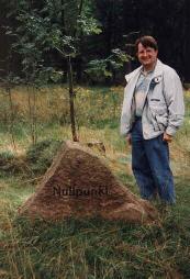 Person steht am Nullpunkt-Denkmal